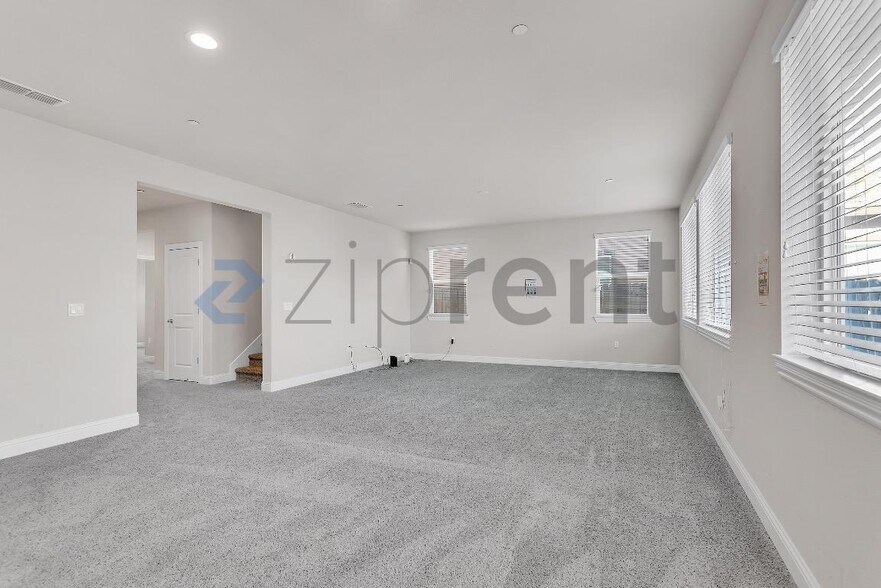 Building Photo - Unit