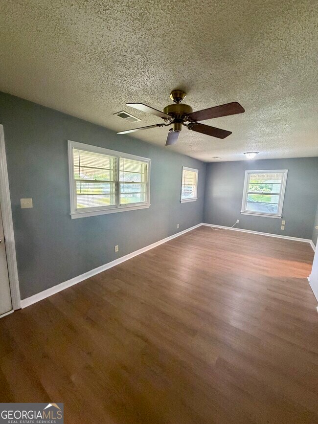 Building Photo - 208 Crescent Dr
