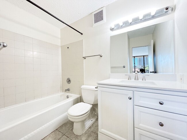 Building Photo - Makiki Condo with Parking and A/C