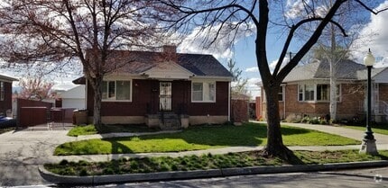 Building Photo - Brick Bungalow for Rent!