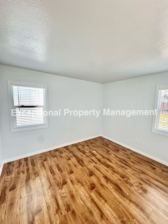Building Photo - Ready to move in 2 bedroom 1 bath home