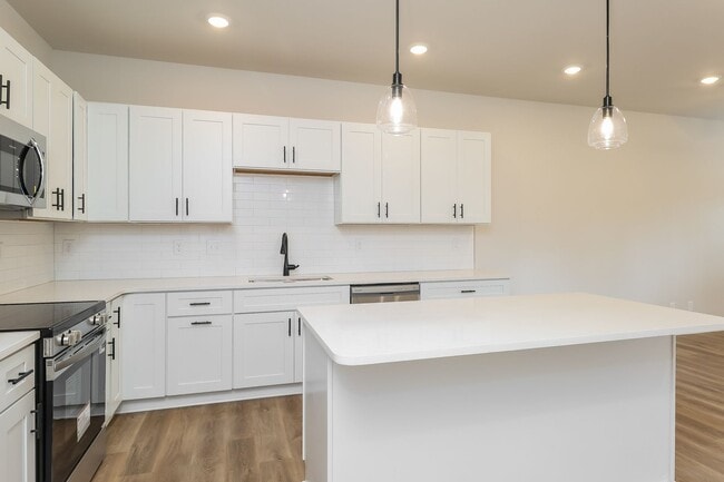 Building Photo - Beautiful 3BR 2.5BA Townhome w/ Full Appliance Kitchen • Garage Parking in Westerly Hills