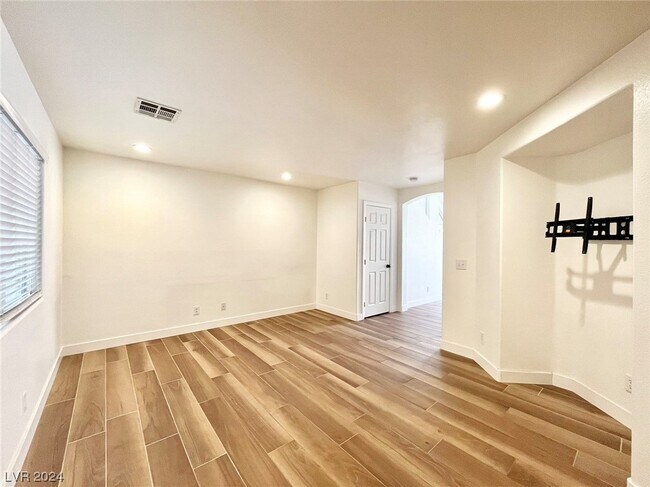Building Photo - 9291 Hollander Ave