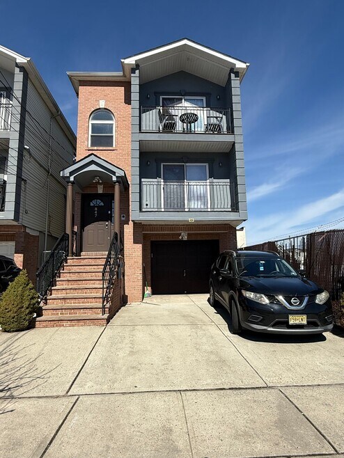 Building Photo - 847 Magnolia Ave