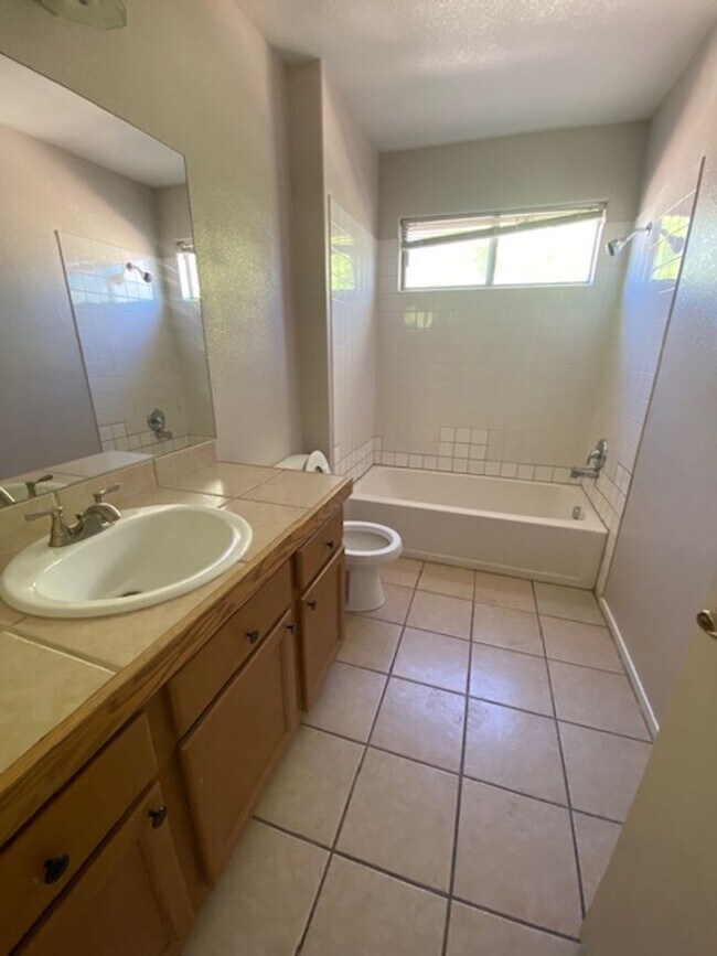 Building Photo - Very Nice Second Floor Condo!!!