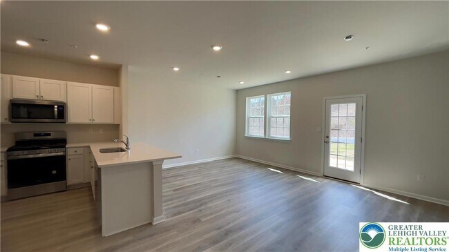 Building Photo - 1137 Martin Rd