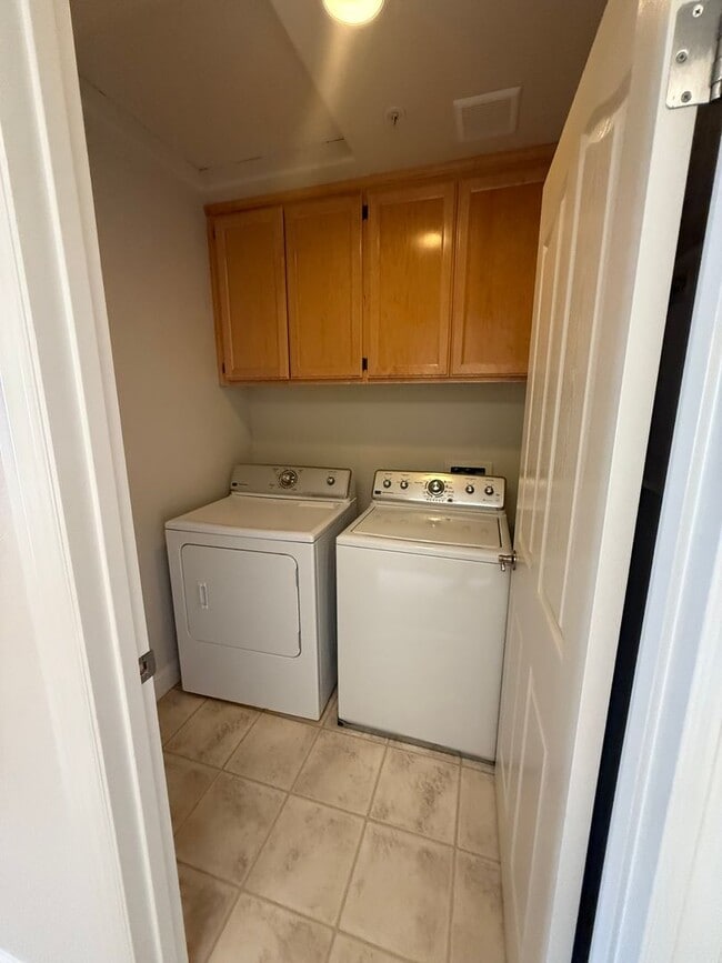 Building Photo - Spacious 3 - Bedroom / 2.5 Bath Condo in Desirable Town Green Village