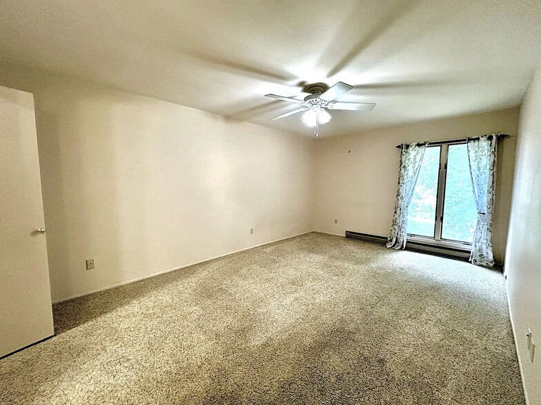 Building Photo - 1818 E Shorewood Blvd