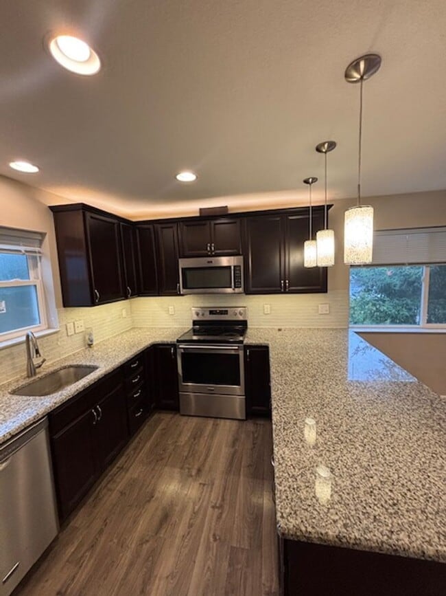 Building Photo - PGE and Water Included in rent!  1 Bedroom...