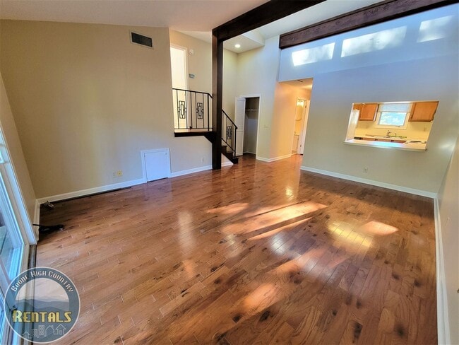 Building Photo - 1/1.5 Townhome located near Boone Golf Course!