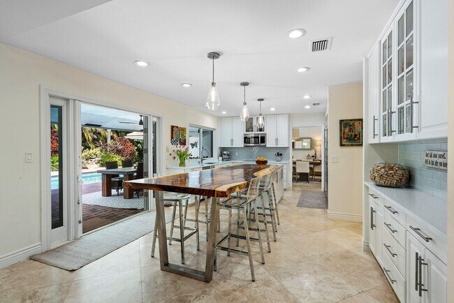 Building Photo - 3765 Kings Way