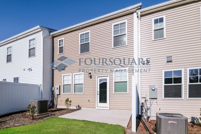 Building Photo - New Townhome | Washer/ Dryer Included |Fib...