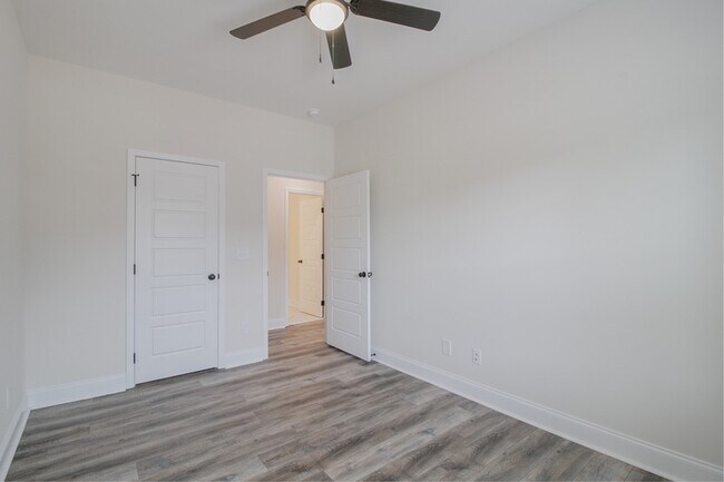 Building Photo - 550 Peachers Mill Rd