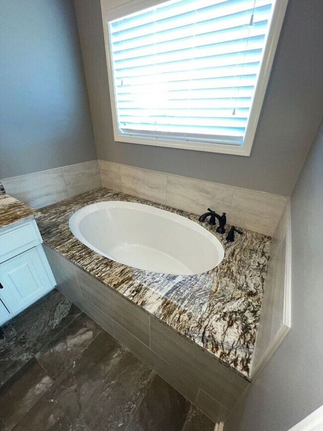 Building Photo - 5 Bedroom, 3 Bathroom California Split Sty...