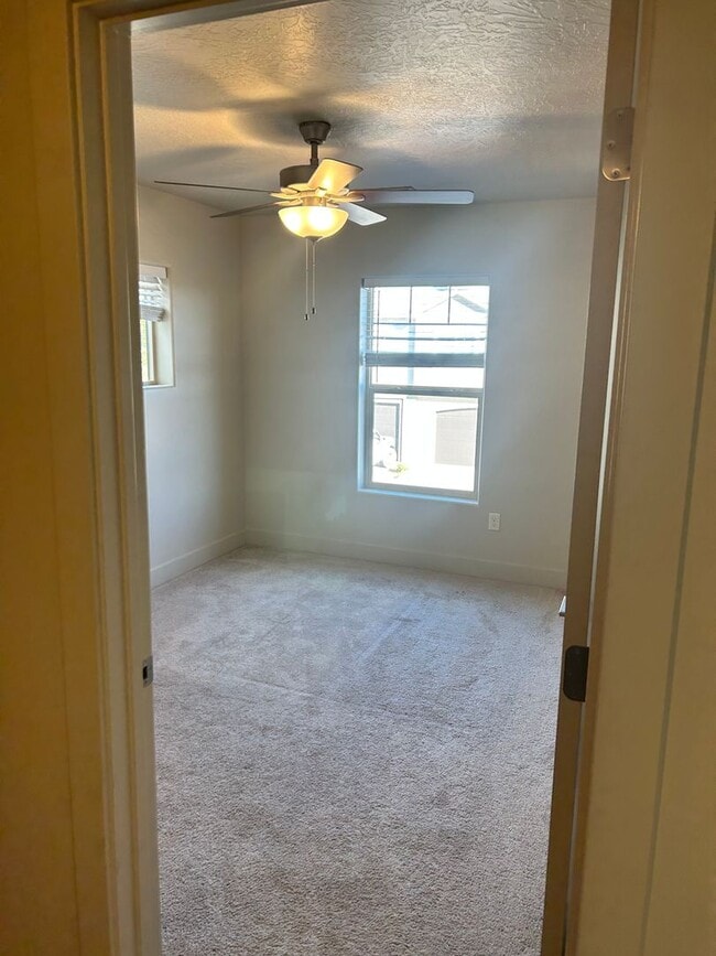 Building Photo - BEAUTIFUL TOWNHOME!