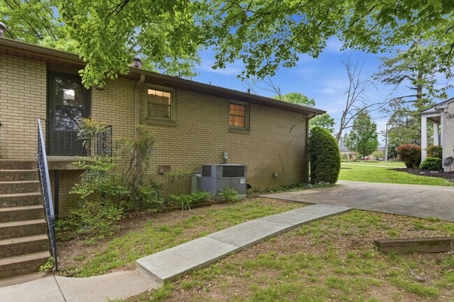 Building Photo - Crieve Hall Duplex