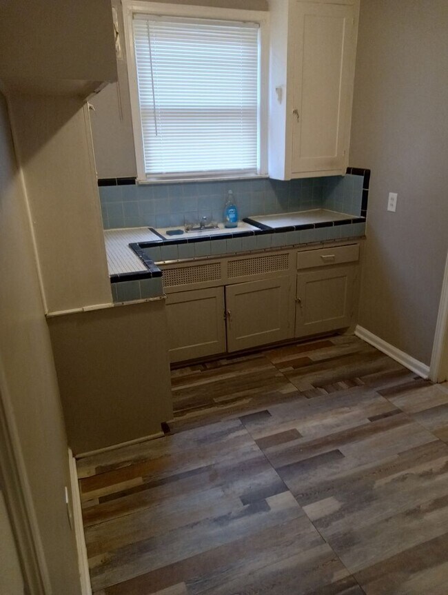 Building Photo - Lovely updated 3 bedroom house