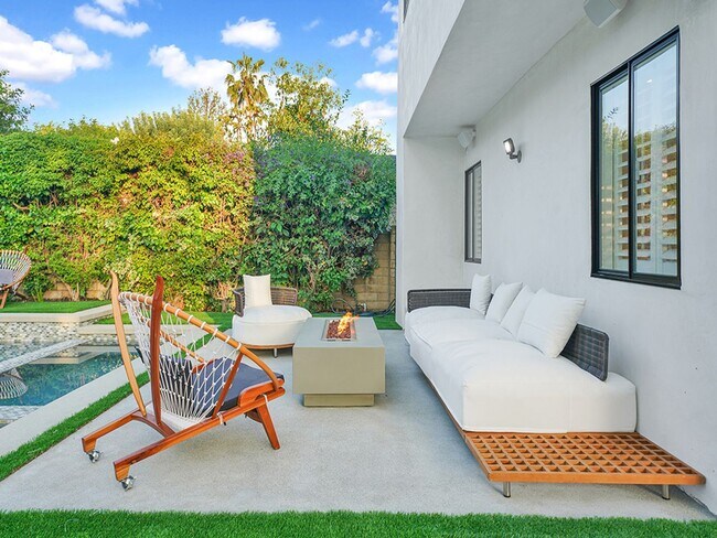 Building Photo - Luxe 5+4.5 w/detached studio, downstairs e...