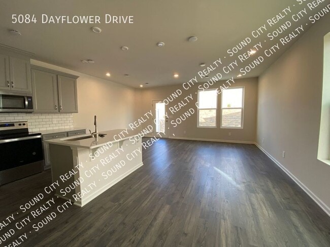 Building Photo - 5084 Dayflower Dr