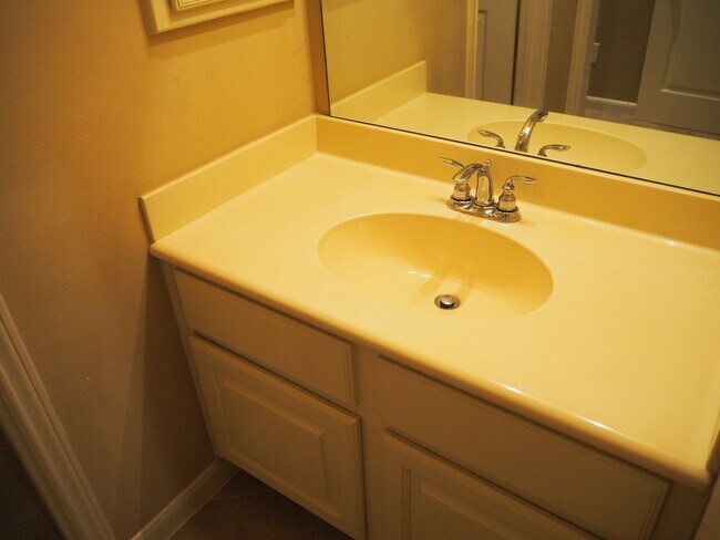 Building Photo - 28607 Green Hedge Dr