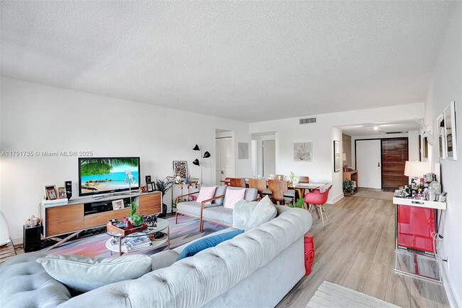 Building Photo - 161 Crandon Blvd