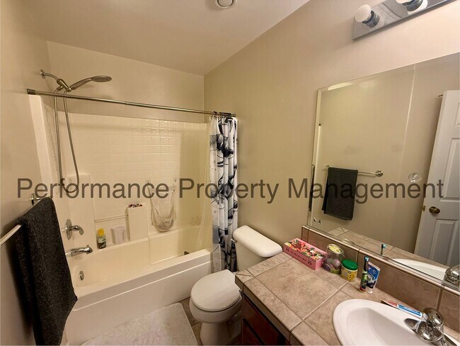 Building Photo - Charming 3 Bed/2 Bath San Lauren Home