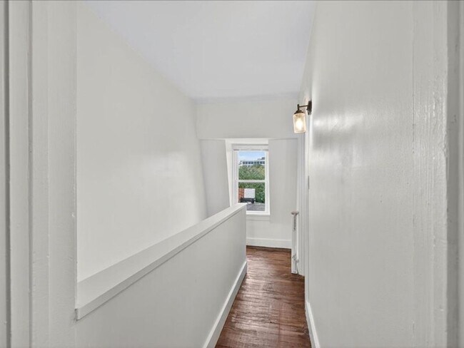 Building Photo - Gorgeous 4 Bedroom 2.5 Bathroom Available ...