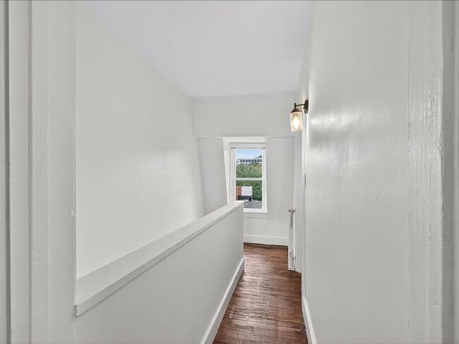 Building Photo - Gorgeous 4 Bedroom 2.5 Bathroom Available in Lancaster City