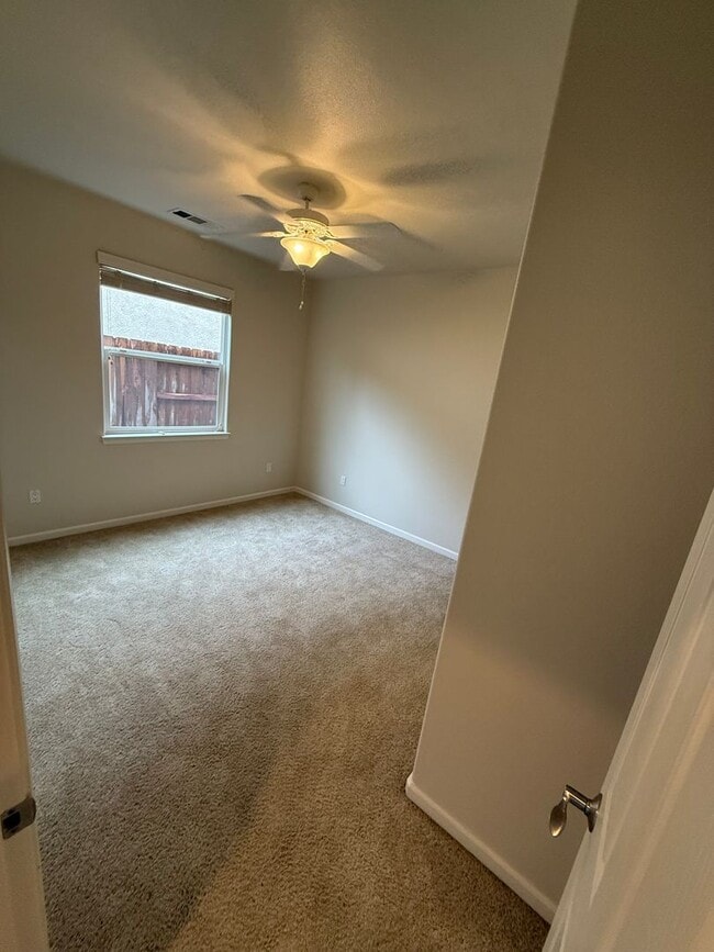 Building Photo - 3 bedroom, 2 bathroom house located in the desirable neighborhood