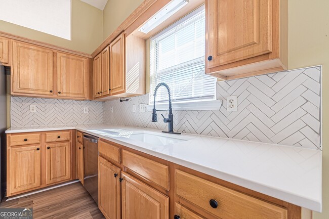 Building Photo - 5755 Lakeview Cir