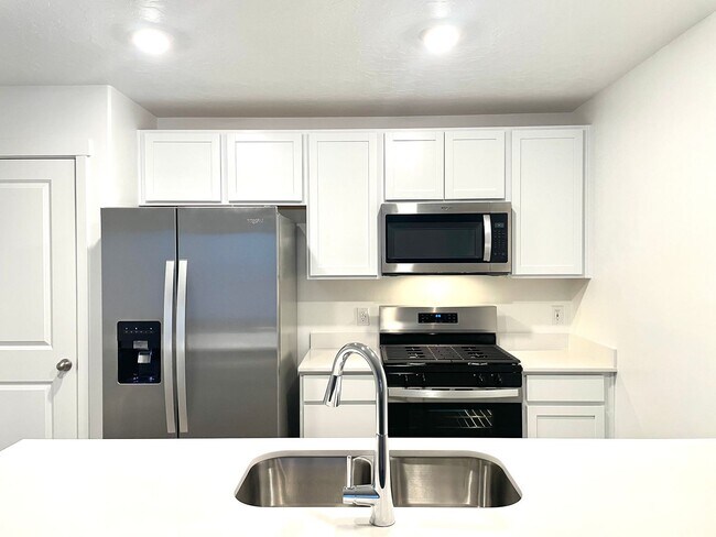 Building Photo - Modern 3-Bedroom Townhome in Provo