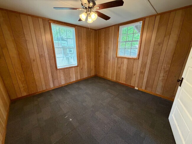Building Photo - 2 Bedrooms- 1 Bathroom- House in Celanese!