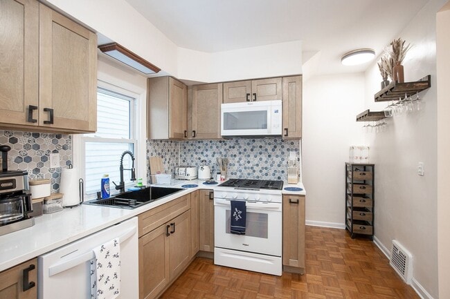 Building Photo - 3 BED 1 BATH SINGLE FAMILY HOME IN BEAUTIFUL LAKEWOOD!