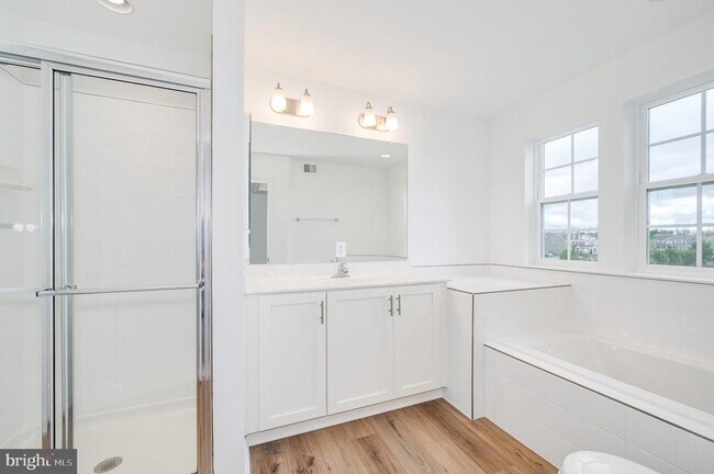 Building Photo - 301 Hillsdale Pl