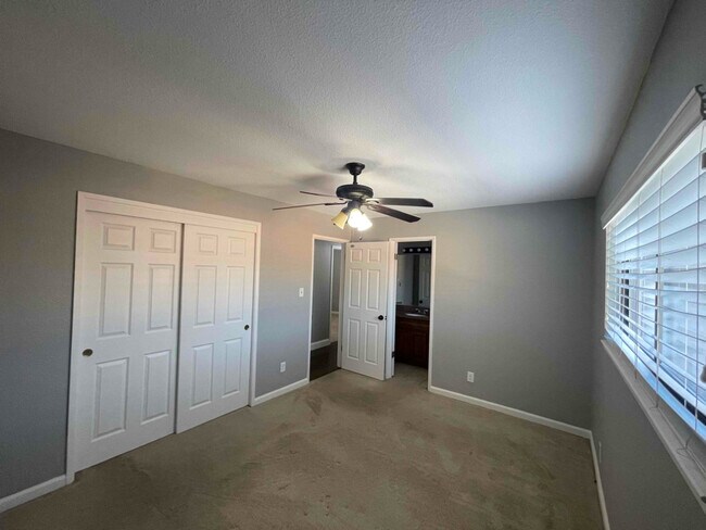 Building Photo - 2308 Aladdin Way
