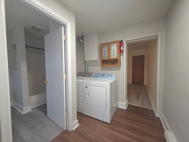 Building Photo - Freshly Renovated 2 Bedroom Townhome!