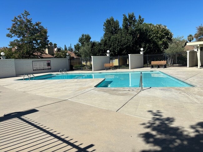 Building Photo - Completely remodeled and updated condo close to Fresno State and shopping. *Ask about the Move-in...