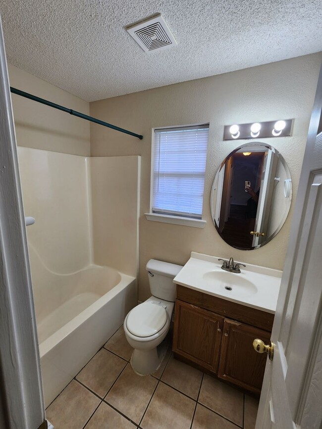 Building Photo - 906 Rice Ct