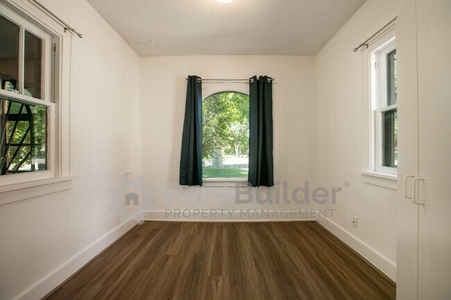 Building Photo - 1404 Marquette Pl NE