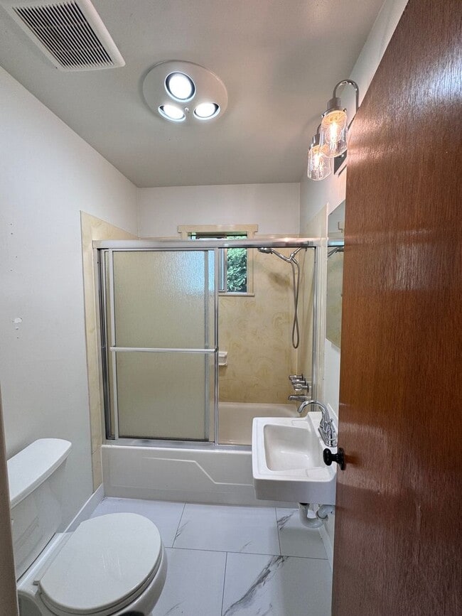 Building Photo - Charming 2-Bedroom Home with Spacious Back...