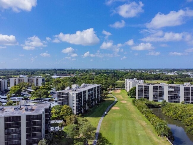 Building Photo - 2900 Cove Cay Dr