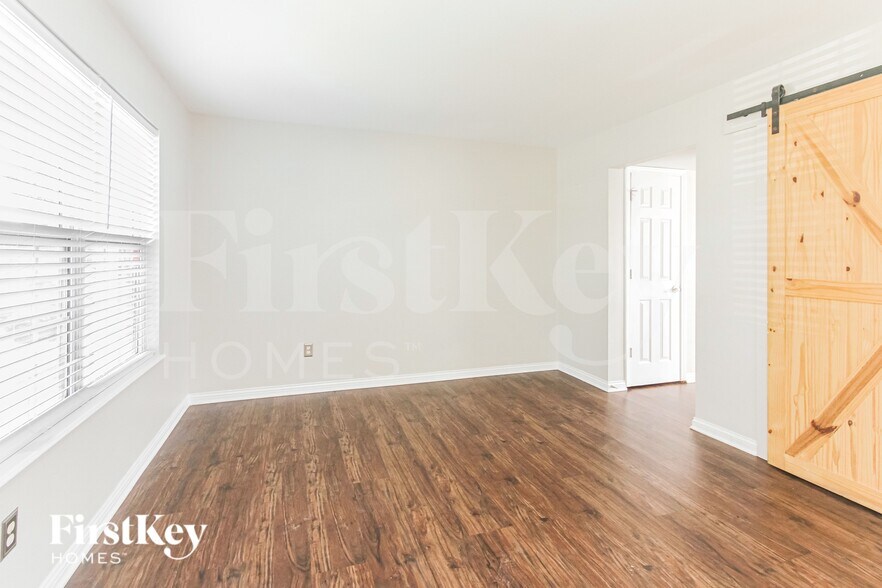 Building Photo - 2814 Rothe Ln