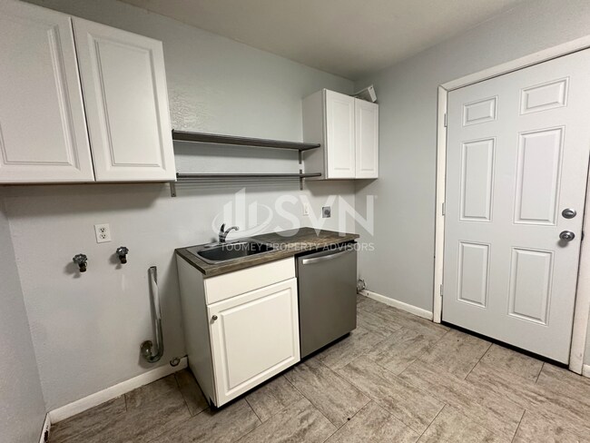 Building Photo - 4077 S Lancewood Dr
