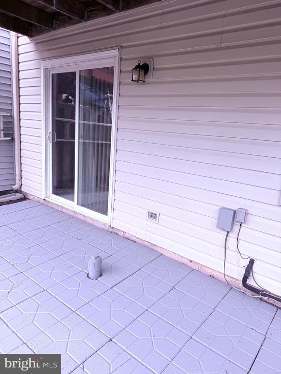 Building Photo - 8625 Point of Woods Dr