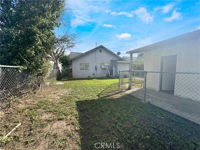 Building Photo - 209 Elm St