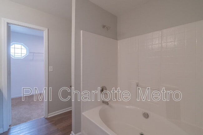 Building Photo - 1525 Crandon Dr
