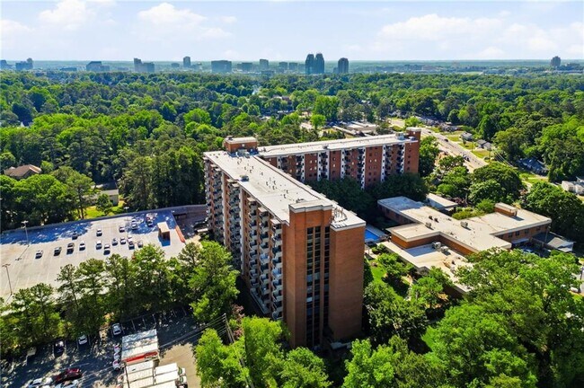 Building Photo - 300 Johnson Ferry Rd