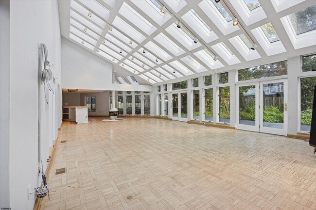 Building Photo - 2 Woodstock Dr