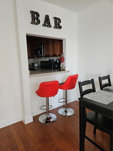 Building Photo - 9441 Live Oak Plz