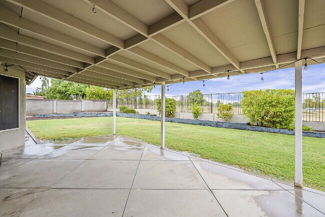 Building Photo - 841 N Hillridge